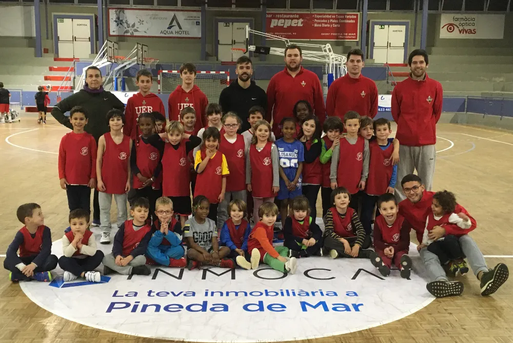 Escola de Bàsquet de la UER Pineda per aprendre l'esport i per passar-ho bé