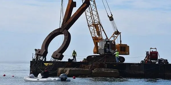 La recuperació de l’escultura de l’Alfa i Omega al bloc de Baix a Mar de Torredembarra va amb retard
