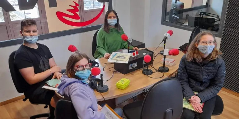Alumnes de l'Institut Francesc Ribalta ofereixen una sessió de contes a la biblioteca