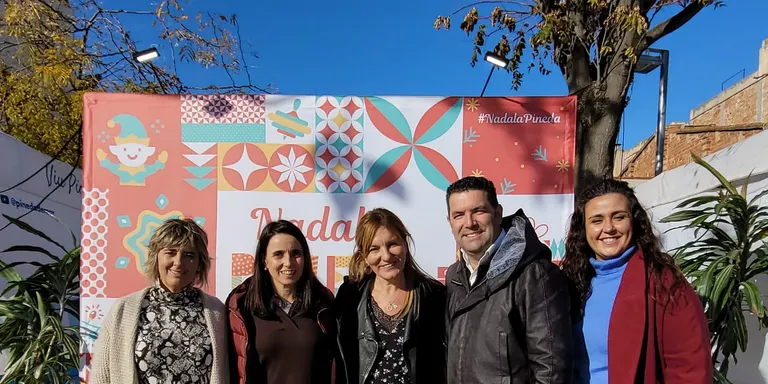 La Diputada de Comerç i alcaldessa de Rubí, Ana María Martínez, visita la Fira de Nadal de Pineda
