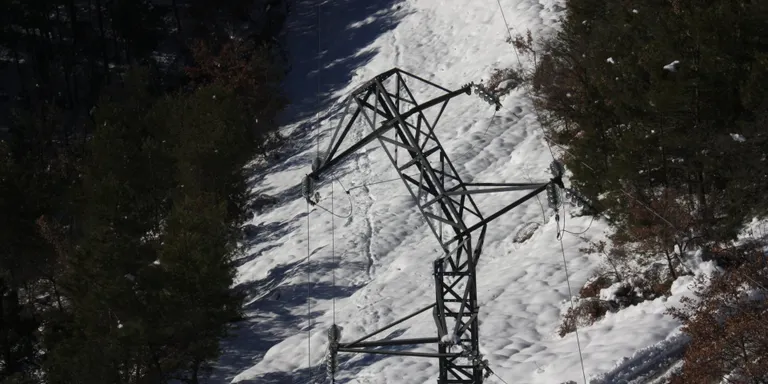 Inspecció i trasllat de material en helicòpter per reparar els danys de la nevada