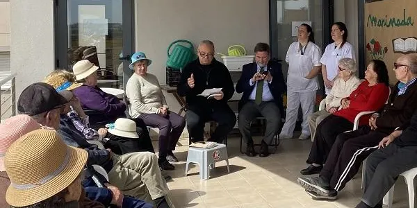 La gent gran del Centre de dia Marinada de Roda de Berà celebra el Dia Mundial de la Poesia