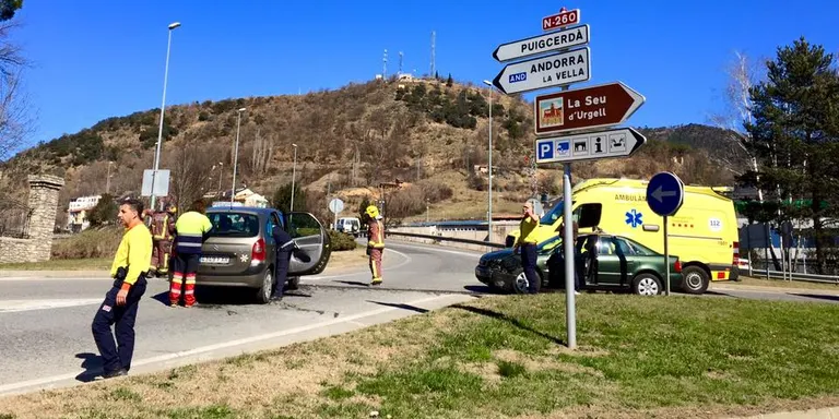 Accident entre dos vehicles a la carretera N-260, a l'entrada oest de la Seu