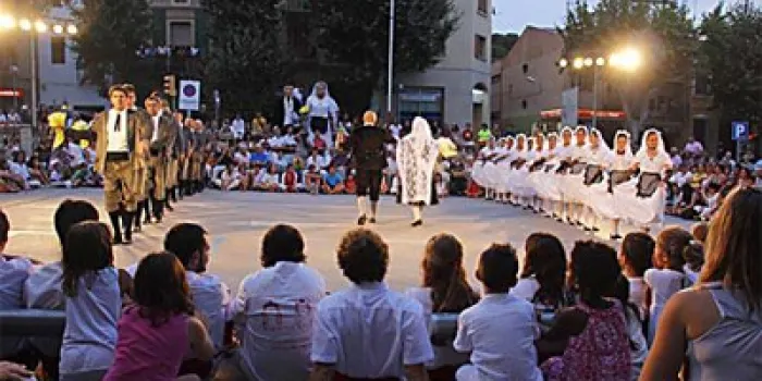 13 parelles van ballar el passat dijous la tradicional dansa d’Arenys