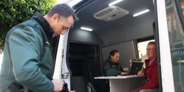 La unitat mòbil de control d'armes de la Guàrdia civil atén quatre persones en les tres hores que ha ofert servei a Altafulla