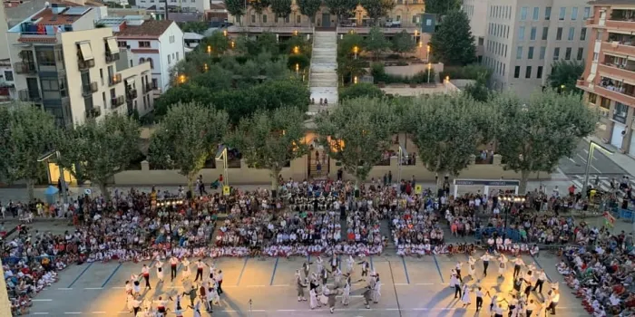 La Tradicional Dansa d'Arenys celebra els seus 70 anys acompanyada de tres generacions de dansaires i un gran nombre d'espectadors