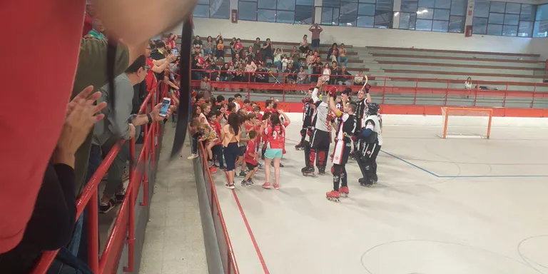 Victòria de l’hoquei i el futbol; derrota del futbol sala masculí i el bàsquet