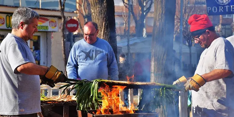 La Calçotada Popular del XIP cuina 8000 calçots