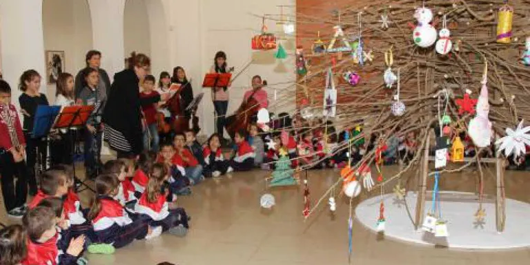 Ornamentació de l'Arbre de Nadal a l'Espai Guinovart