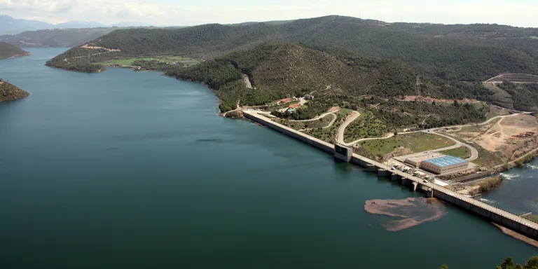 L'embassament de Rialb viu el primer estiu amb activitats aquàtiques