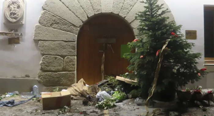 L'Ajuntament ha patit destrosses considerables ( Foto: Estnom Roig )
