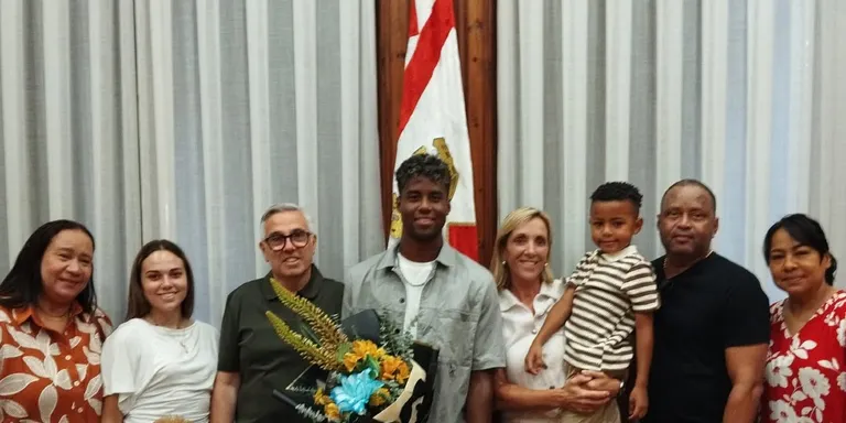 Valls homenatja el futbolista Dilan Zarate