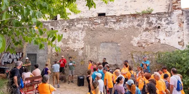 Més d’un centenar de persones participen de la caminada fins al Mas de la Ferrerota