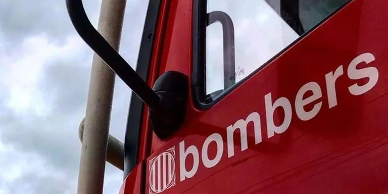 Un turisme bolca a l'N-340 a l'altura de Torredembarra
