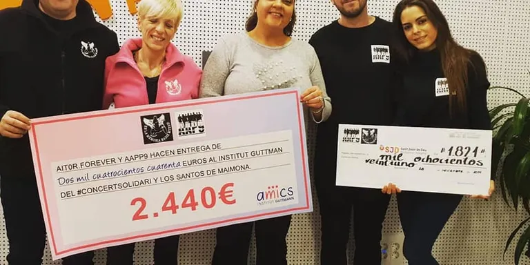 Aitor Forever i Amics de Poblenou fan entrega a l'Institut Guttmann i a l'hospital Sant Joan de Déu de Barcelona els diners recollits del concert solidari