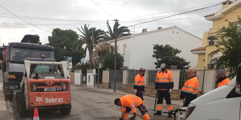 L’Ajuntament de Cambrils repara l’asfalt de dotze carrers en una setmana