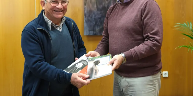 L’alcalde de Cambrils es reuneix amb el missioner cambrilenc Cristí Savall Berenguer