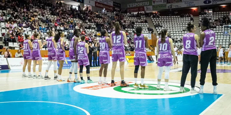Subhasta solidària de les samarretes especials de l'Uni Girona