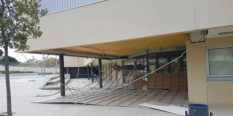 El vent fa caure el doble sostre del porxo de l'Institut Pineda
