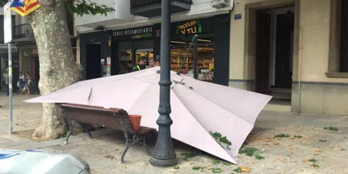 Un cop de vent fa que un tendal d'un à tic de la riera caigui a la vorera