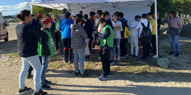 Alumnes del Col·legi Cardenal Vidal i Barraquer netegen les platges de Cambrils