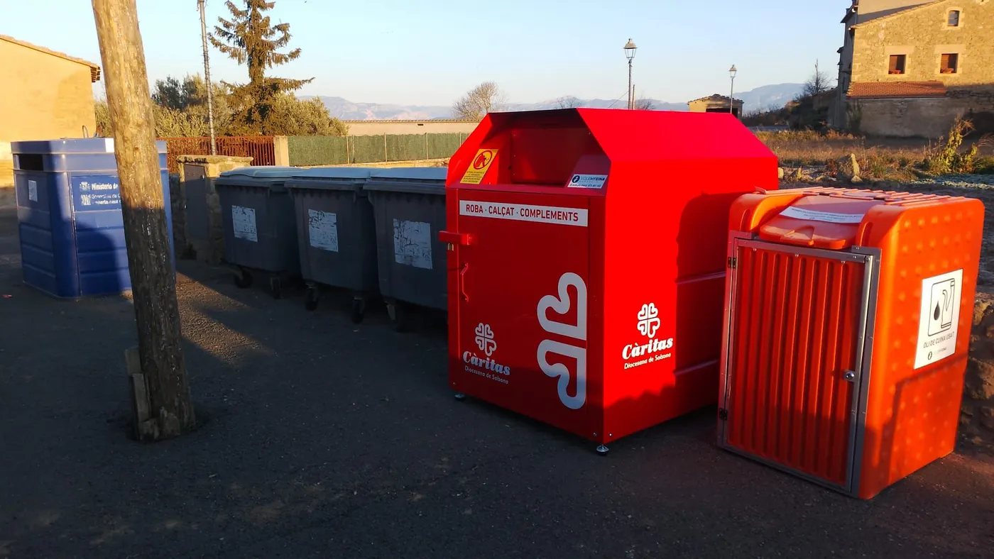 El Consell Comarcal amplia la recollida selectiva rural amb nous contenidors per a residus tèxtils i olis de cuina usats