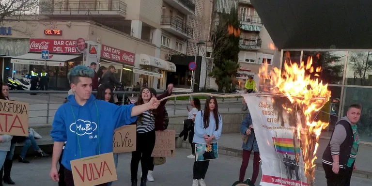 Més d’un centenar de persones denuncien el discurs trànsfob d’HazteOir i del mossèn Villanueva