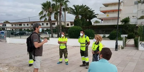 L’Ajuntament d’Altafulla forma sobre la gestió sostenible de la platja als treballadors que la netegen