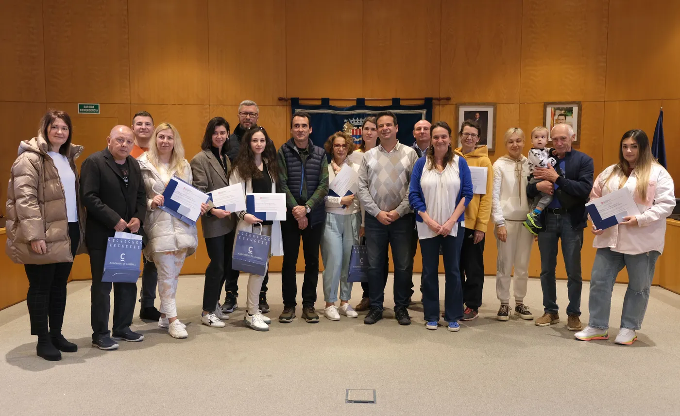 L’alcalde de Cambrils fa entrega a 14 persones ucraïneses els diplomes del curs de coneixement de l’entorn