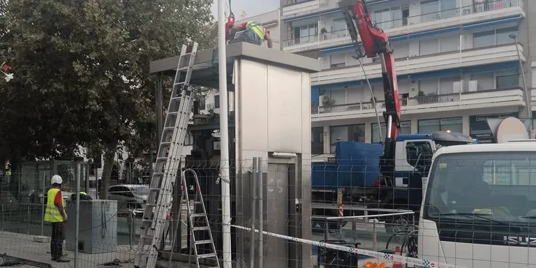 Comença el desmuntatge de l’ascensor del final de la Riera