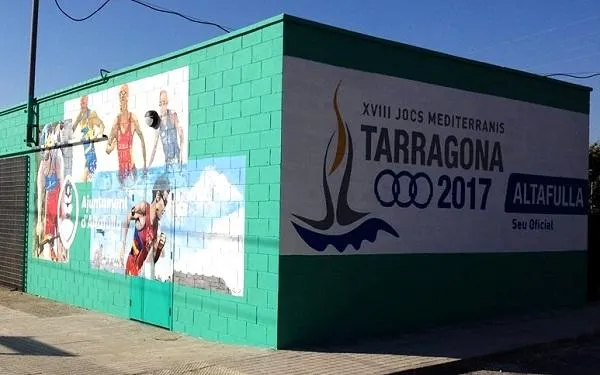 Un mural a l’estació de tren de l’artista local Oriom Leim presenta Altafulla com a seu dels Jocs Mediterranis Tarragona 2017