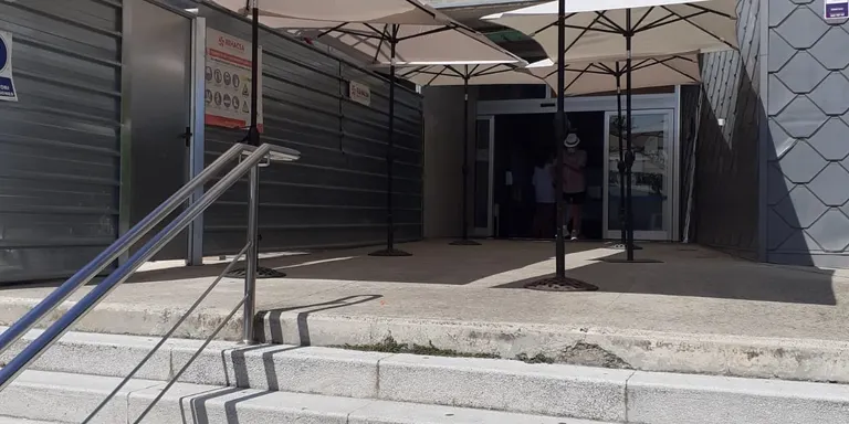 El CAP de Caldes rep dos telèfons mòbils i sis para-sols de l'Ajuntament