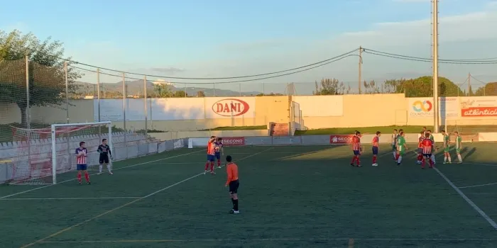El primer equip del CF Arenys guanya 1 a 3 en el partit ajornat davant del Vilassar
