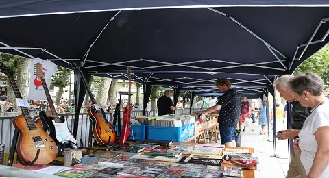 ESTE SÁBADO SE CELEBRA EN LA PLAZA DEL ENSANCHE LA UNA NUEVA EDICIÓN DE LA FERIA DEL COLECCIONISMO DE IRUN