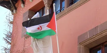L'Ajuntament de la Seu commemora l'aniversari de la proclamació de la República Sahrauí tot hissant-ne la bandera