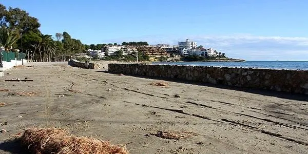El temporal de mar cobreix de sorra el passeig marítim d’Altafulla