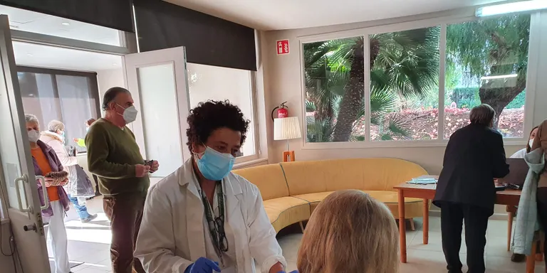 El Departament de Salut ha obert la vacunació amb tercera dosi de les persones d'entre 18 i 29 anys