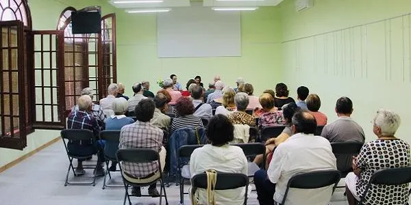 Una trentena de persones rememoren la II República en la primera de les conferències de tardor del Centre d’Estudis