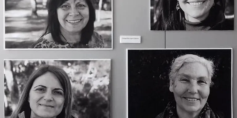 La biblioteca mostra 'Mujeres al natural' fins el 31 de maig