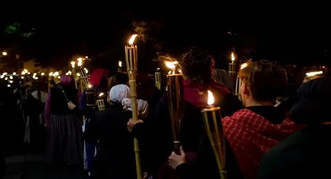 LAS ANTORCHERAS DESTACAN LA PARTICIPACIÓN DE UNAS MIL PERSONAS EN EL ACTO DE SAN PEDRO