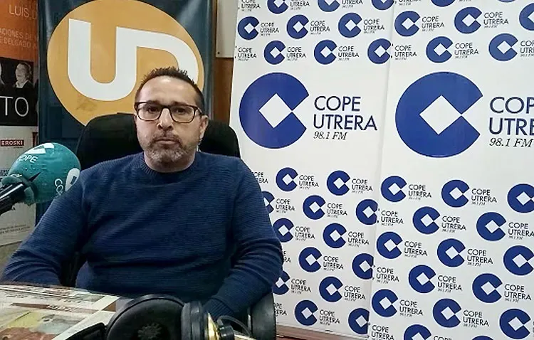 El utrerano Jesús Doblado presenta su primera novela en COPE Utrera (98.1 FM)