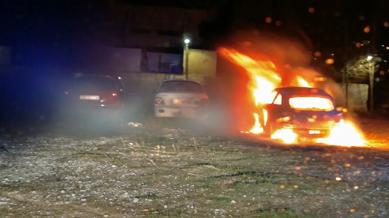 Un incendi crema tres vehicles al barri del Barato