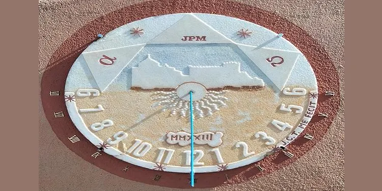 Un rellotge de sol presideix la façana de la llar del veí d’Altafulla, Joan Patricio