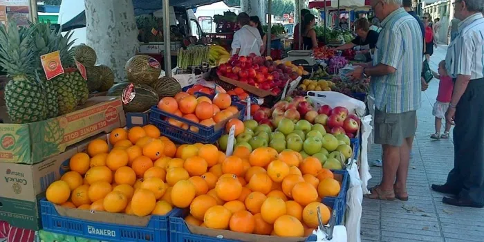 Recullen 600 signatures per redistribuir el mercat setmanal dels dissabtes
