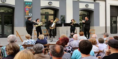 -MÚSICA AL AIRE LIBRE EN LA CALLE ESCUELAS-