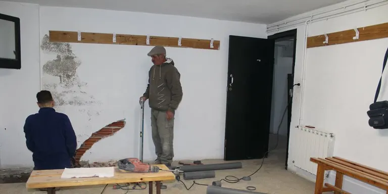 Comença la remodelació dels vestidors del camp de futbol municipal de la Seu