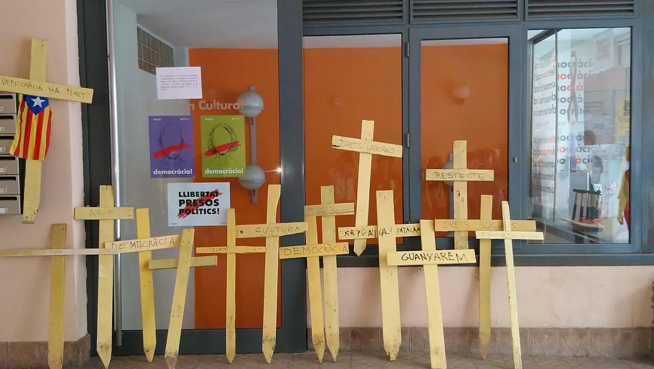 La plantada de creus grogues arriba a Vilassar de Mar