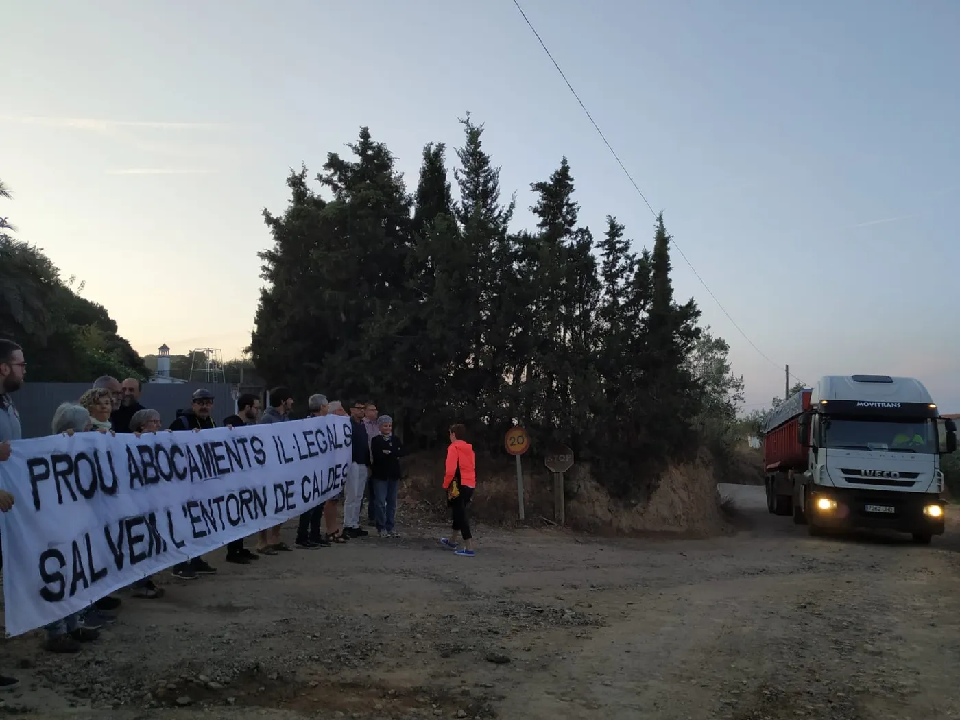 Acció aquest matí a Can Cararac de diferents veïns de Caldes en contra de que segueixin les activitats extractives a la zona