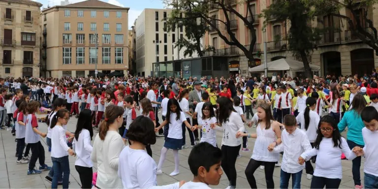 COBLEJANT: Falten monitors per fer cursets de sardanes a tot el país