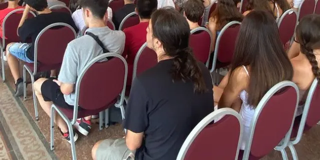 Els alumnes de 3r d'ESO de l'institut Manolo Hugué reben un reconeixement per la feina feta en serveis comunitaris